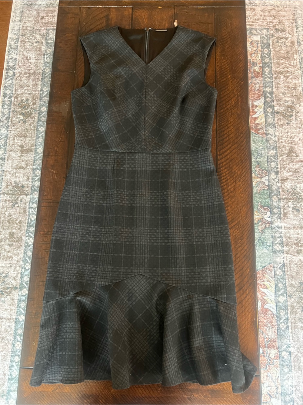 Elie Tahari Black Plaid Sheath Dress Sleeveless V-Neck Peplum Hem Size 8